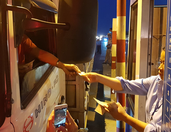 Trả tiền lẻ qua trạm BOT quốc lộ 5: Hưng Yên kiến nghị di dời trạm thu phí