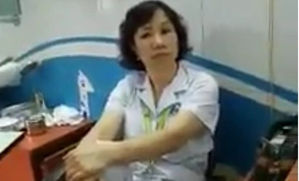 Bác sĩ gác chân trả lời người bệnh: Bộ Y tế yêu cầu Bệnh viện Mắt Trung ương giải trình