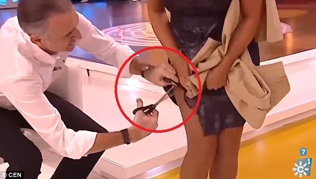 Nam MC rút kéo cắt toạc váy nữ đồng nghiệp trên sóng trực tiếp gây phẫn nộ