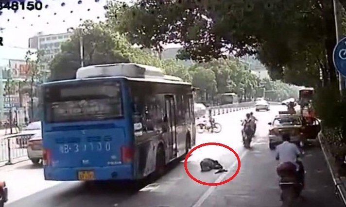 Người đi đường dửng dưng bỏ mặc cụ ông ngã quỵ trên phố đông