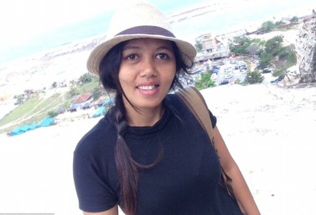 Lên cơn cuồng ghen, chồng nhẫn tâm chặt chân vợ trước mặt con