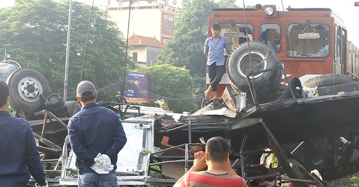 Cố tình băng qua đường sắt, xe tải bị tàu hỏa tông nát ở Hà Nội