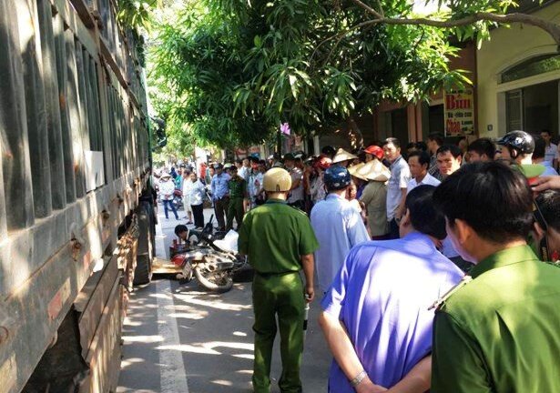 Xe tải tông xe máy, người phụ nữ bị cán chết tại chỗ