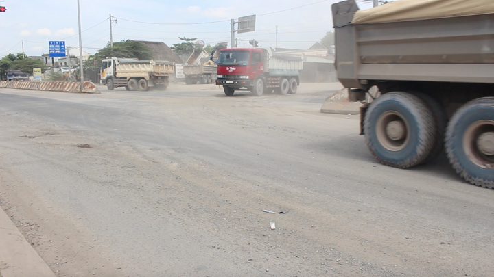 Xe tải cày nát đường tránh Biên Hòa để không mất phí BOT: 'Nghịch lý thế ai mà chịu được'