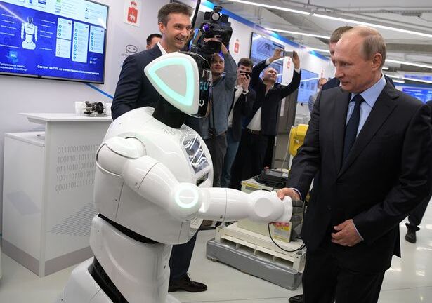 Cận cảnh robot bắt tay với tổng thống Putin