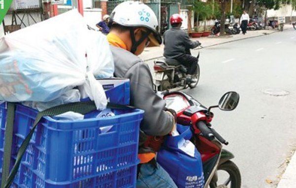 Vợ nấu canh gửi chồng, shipper lén mở ra và làm điều không tưởng