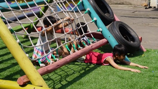 Hà Nội: Hô biến lốp ô tô cũ thành cầu bấp bênh siêu 'độc' cho trẻ chơi