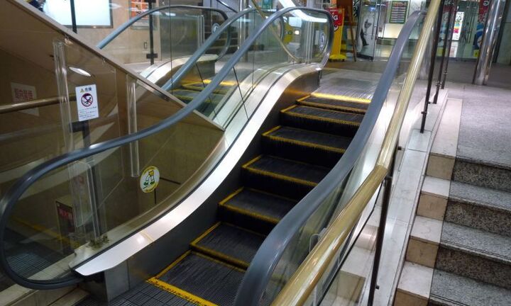 Cảnh báo: Mẹ lơ là, con bị kẹt tay trong thang cuốn