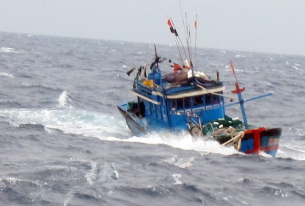 Đi tránh bão số 10, một tàu cá Nghệ An gặp nạn trôi lênh đênh trên biển