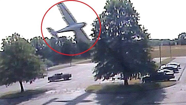 Máy bay đâm sầm vào cây, rơi phịch xuống đất như sung rụng