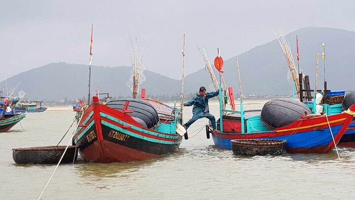 Gần 1.000 tàu thuyền đang chạy đua với bão số 10 trên biển Nghệ An