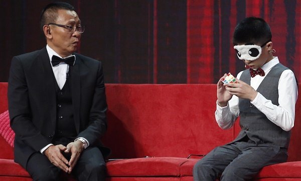 Trực tiếp Mặt trời bé con tập 2: MC Lại Văn Sâm ấn tượng trước cậu bé che mắt xoay rubik