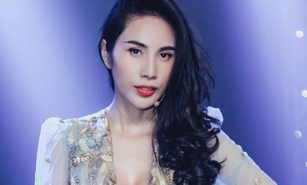 Thủy Tiên khoe đường cong quyến rũ với trang phục ren