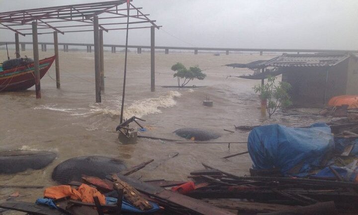 Video: Dân Hà Tĩnh gồng mình đối phó với bão số 10 đang quần thảo