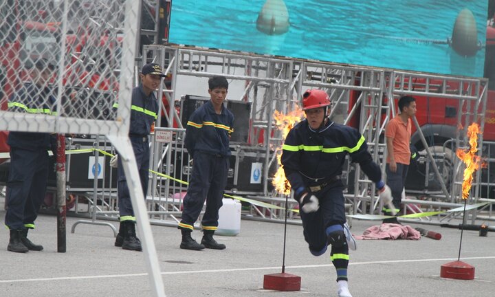 Lính cứu hỏa trổ tài vượt điểm lửa, bò đường ống giải cứu nạn nhân