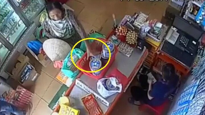 'Nữ quái' chuyên mang nón lá, bao tải đi ăn trộm tái xuất ở cửa hàng sữa