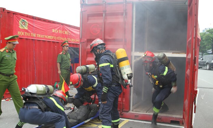 Ảnh: Nín thở xem cảnh sát phòng cháy phá cửa cứu nạn, cứu hộ trong môi trường khói độc