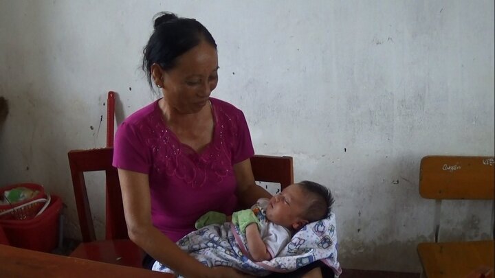 Hy hữu bé trai được 20 ngày tuổi phải cùng mẹ đi tránh bão ở Hà Tĩnh