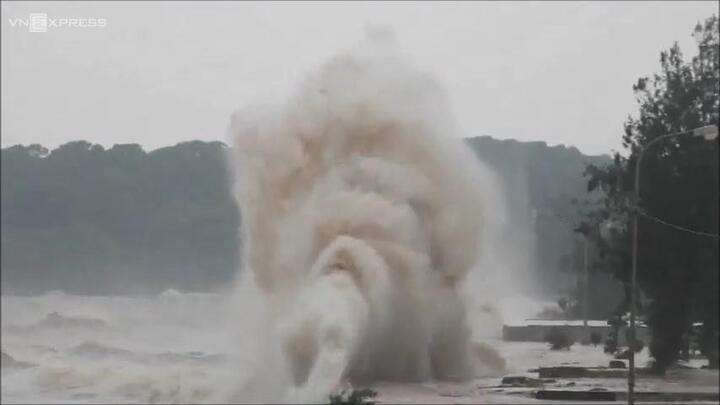 Clip: Sóng dữ, cột nước cao 20m đánh phá bờ kè Đồ Sơn