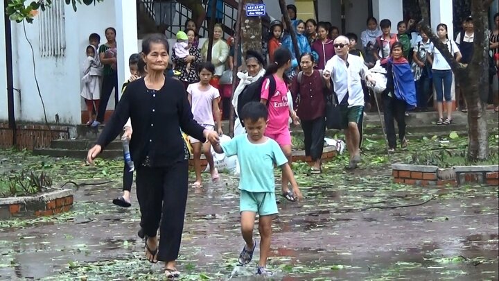 Ảnh: Bão số 10 chưa tan, hàng nghìn người dân Hà Tĩnh vội vã bắt xe về nhà