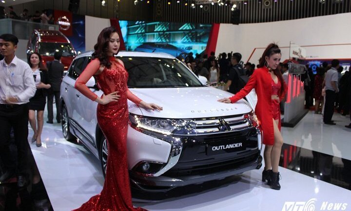 Sau Honda CR-V giảm 300 triệu đồng, Mitsubishi Outlander chạy đua giảm 220 triệu đồng