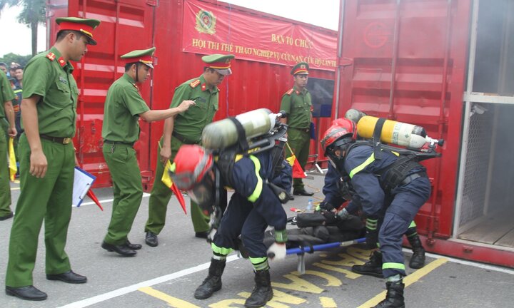 Video: Xem cảnh sát phòng cháy phá cửa cứu nạn nhân đang bị ngạt khí độc