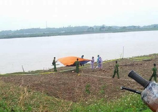 Thi thể nam thanh niên không nguyên vẹn trôi trên sông Hồng