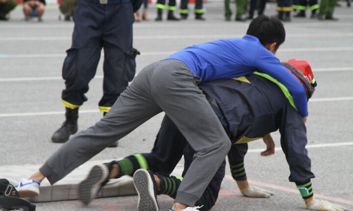 Xem lính cứu hỏa phá khóa, vượt thang ngang cõng nạn nhân mắc kẹt trong chớp mắt