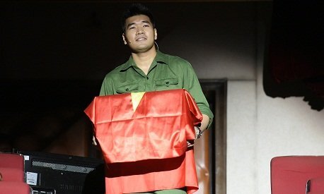 Tạ Quang Thắng gây xúc động khi ôm hòm phủ cờ Tổ quốc, hát 'Huyền thoại mẹ'