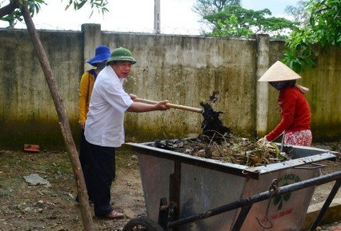 Sau bão số 10, Chủ tịch UBND tỉnh Nghệ An xuống đường dọn vệ sinh với dân