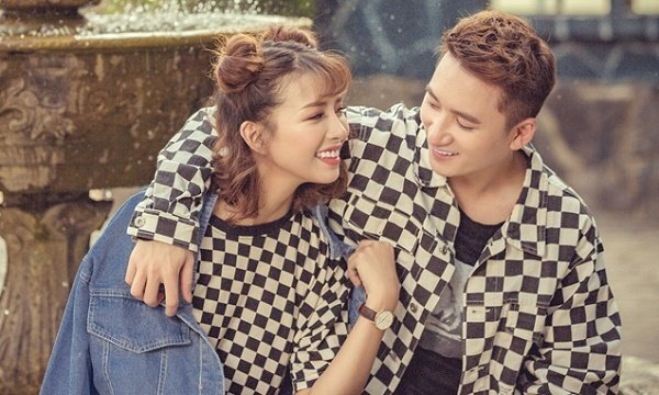 Yêu nhau 2 năm, Phan Mạnh Quỳnh lần đầu tiên khoe ảnh tình tứ bên bạn gái