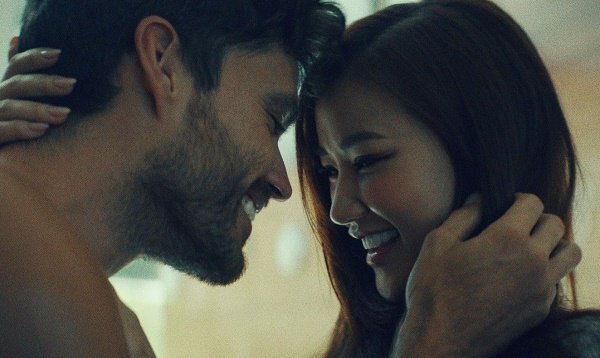 Hậu phẫu thuật thẩm mỹ, Maya xuất hiện gợi cảm, tình tứ bên trai lạ