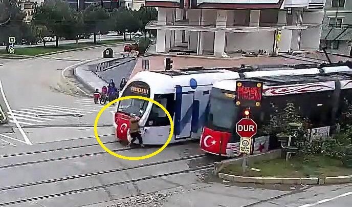 Mải nói chuyện điện thoại, bị tàu điện húc văng