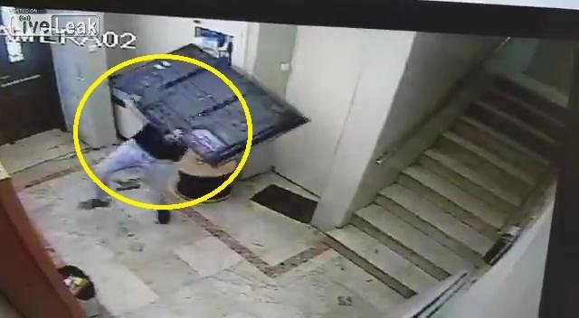 Tháo trộm ti vi treo tường, đạo chích lĩnh cái kết đắng