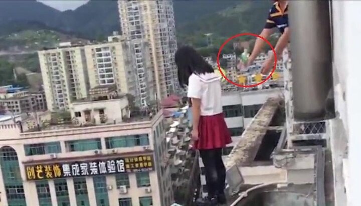 Nữ sinh trầm cảm đòi tự sát, được hiệu trưởng cứu mạng chỉ với 1 chai nước