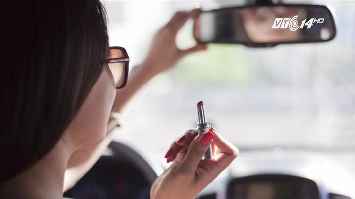 Làm rơi mẩu son trên phố, một phụ nữ bị phạt 5,3 triệu đồng