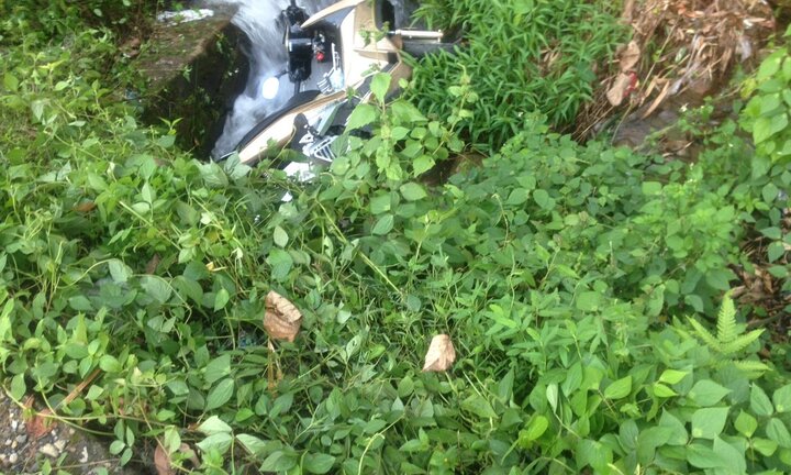 Xe khách lấn làn xe máy trên đèo Bảo Lộc, 2 vợ chồng rơi xuống vực sâu