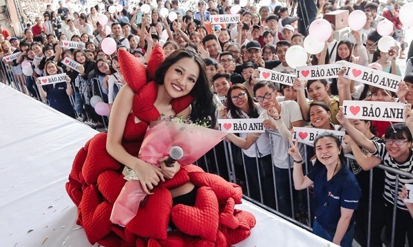 Fan xếp hàng hơn 3 tiếng đồng hồ đợi gặp Bảo Anh