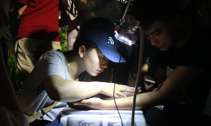 Giới trẻ Hà thành kiếm ‘bộn tiền’ nhờ vẽ Henna tattoo trên phố đi bộ