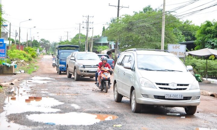Video: Né BOT, xe tải 'rủ nhau' phá đường dân sinh ở Đồng Nai