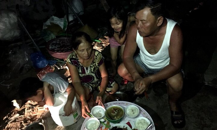 Video: Dân Hà Tĩnh ăn cơm bên đống phế liệu, trẻ em thắp đèn dầu để học sau bão