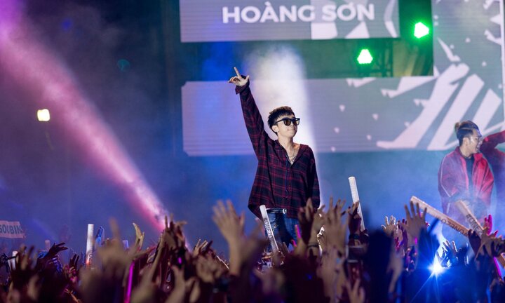 Soobin Hoàng Sơn ‘quẩy’ tưng bừng trong đêm nhạc hội của giới trẻ