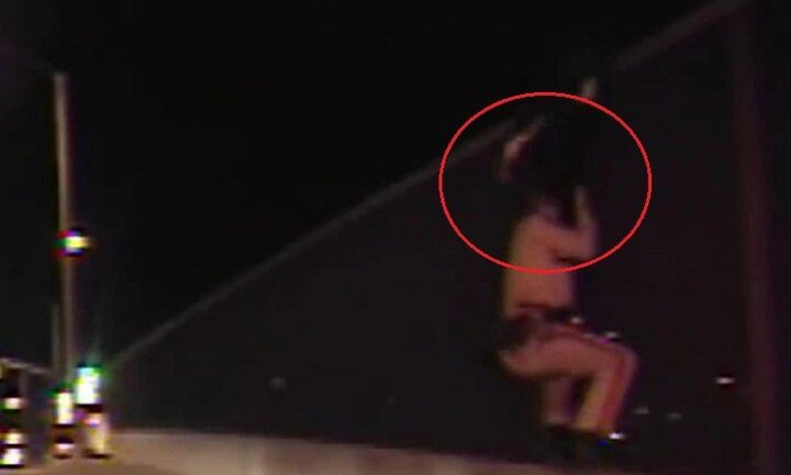 Clip sốc: Bị ngăn cản tự tử, gã đàn ông rút dao đâm rách mắt cảnh sát