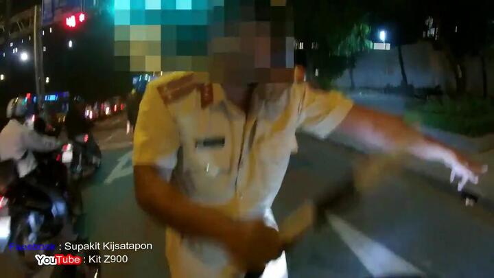 Bị CSGT dừng xe, thanh niên đi mô tô 'bắn' một tràng tiếng Anh để được 'tha bổng'