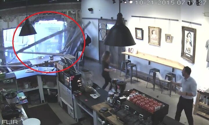 Xe buýt không người lái húc tan quán cà phê