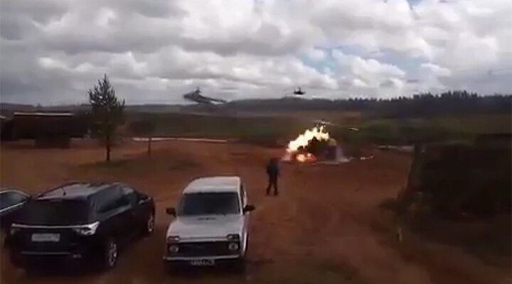 Video: Trực thăng Nga cướp cò, xả tên lửa vào người xem tập trận