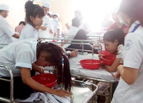Phụ huynh hoang mang trước hàng loạt vụ ngộ độc thực phẩm tại trường học.