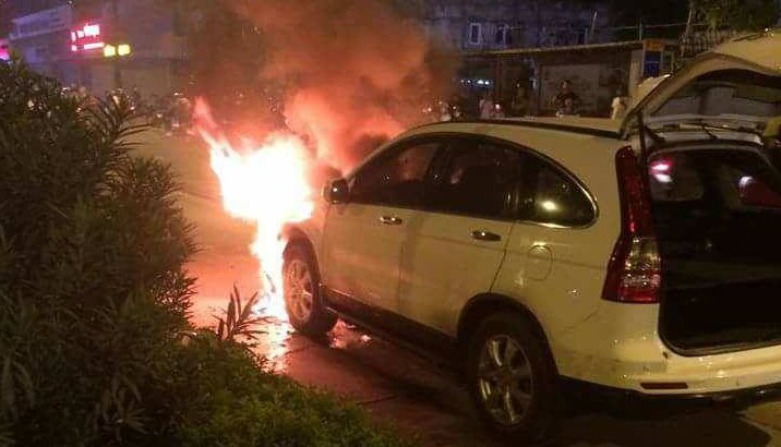 Sau va chạm, ô tô và xe máy bốc cháy ngùn ngụt trên phố Hà Nội