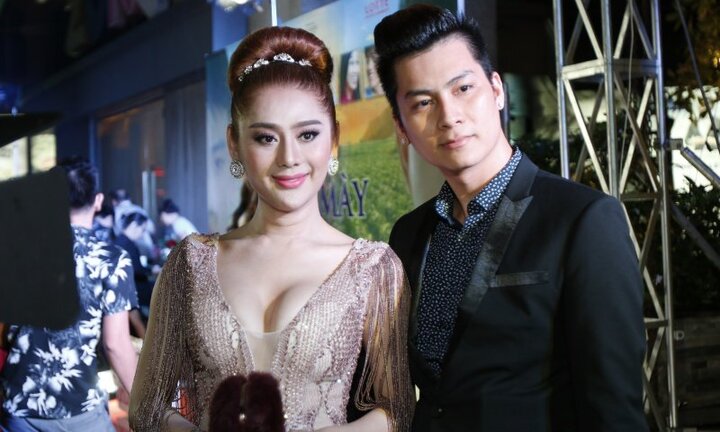 Lâm Chí Khanh được chồng trẻ sắp cưới đội mưa đưa đi xem phim đồng tính