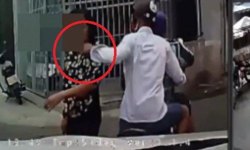 Cướp thản nhiên dí dao, dùng kìm cắt dây chuyền vàng trên cổ người dân giữa Sài Gòn